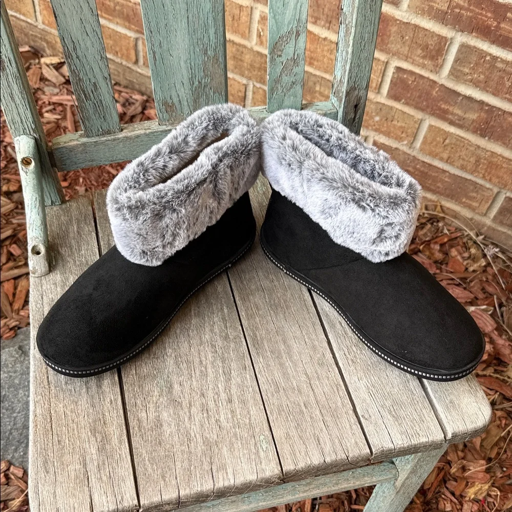 Skechers Ladies 7.5 Cozy Campfire Black and Gray Faux Fur Winter Boots